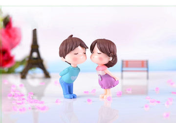 Crafteria B Kissing Couple Miniature